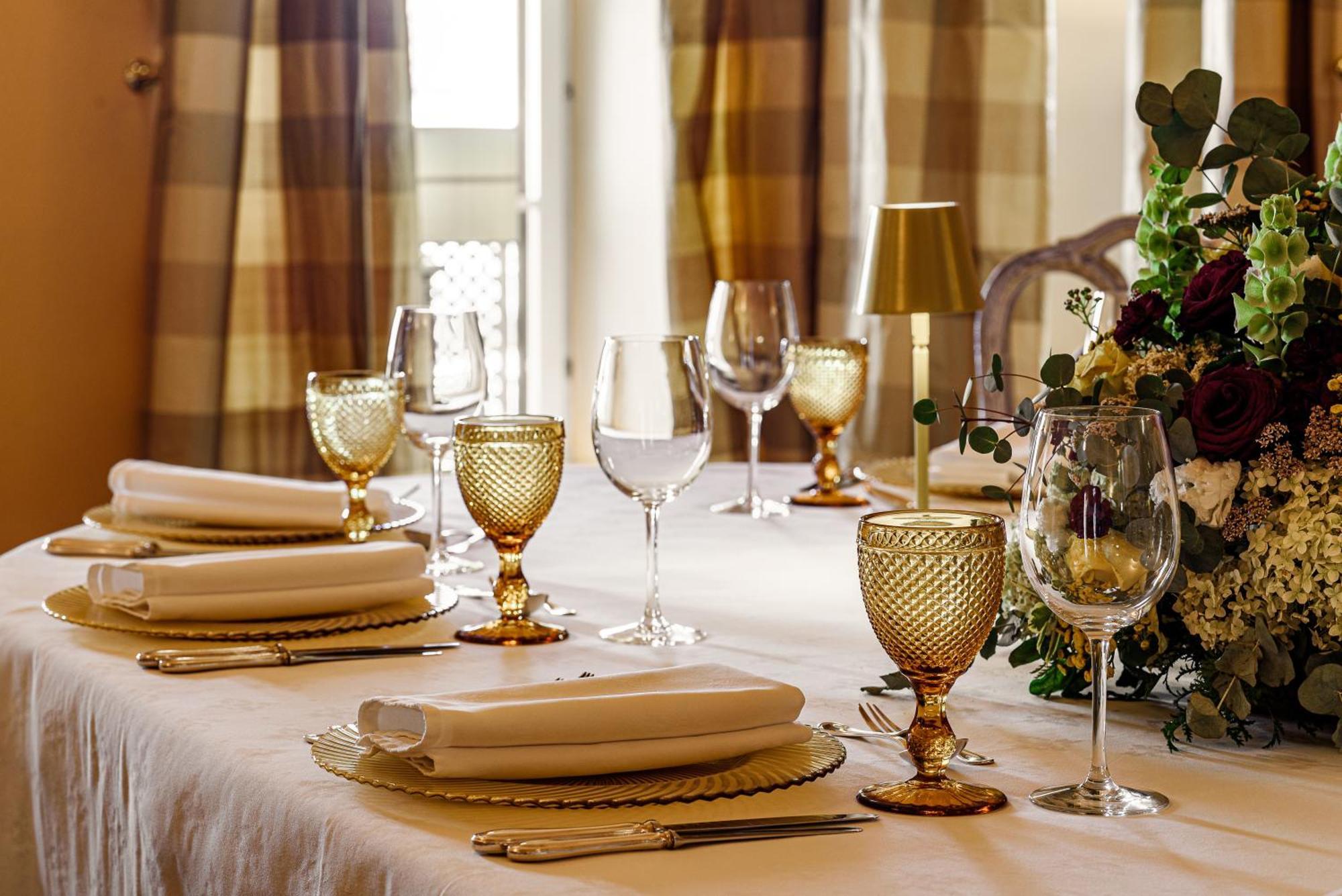 Narutis Hotel - Small Luxury Hotels Of The World VNO Kültér fotó A table set for a formal dinner