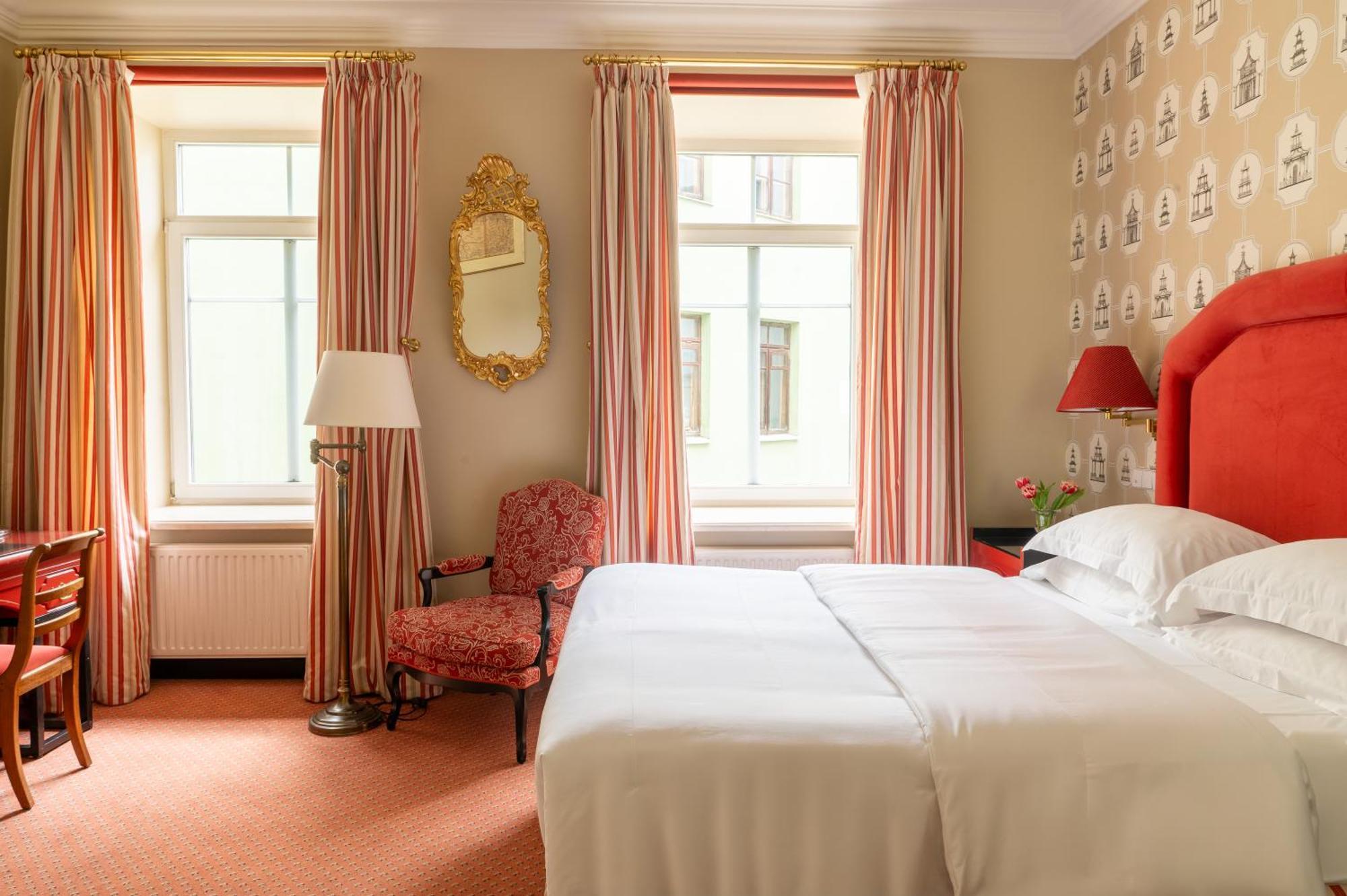 Narutis Hotel - Small Luxury Hotels Of The World VNO Kültér fotó A room at Hotel Axelmannstein